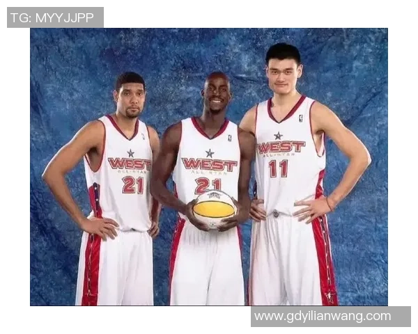 姚明与巴蒂尔在比赛中激烈对抗意外流血展现篮球精神与友谊的真实瞬间