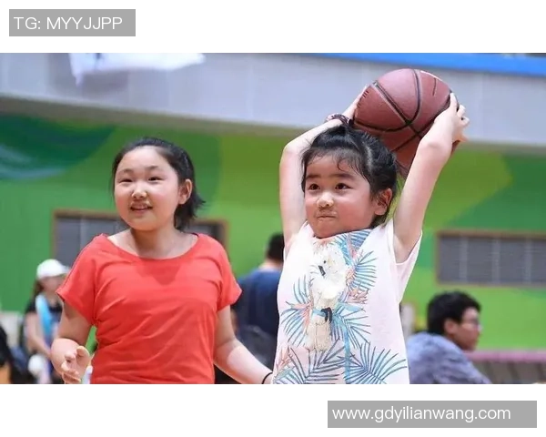 姚明女儿成长之路：从篮球场到生活中的小明星