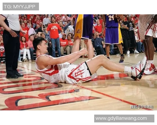 姚明在比赛中意外跌倒引发热议球迷纷纷表达关心与支持