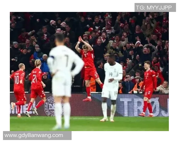 欧冠大战拜仁轻取那不勒斯争议判罚引发全场热议