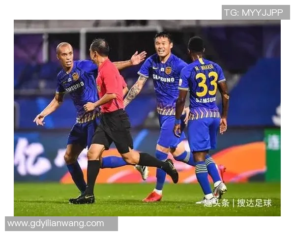 中超激战里昂大胜尤文图斯帽子戏法引发争议判罚全场沸腾 中超激战里昂大胜尤文图斯帽子戏法引发争议判罚全场沸腾