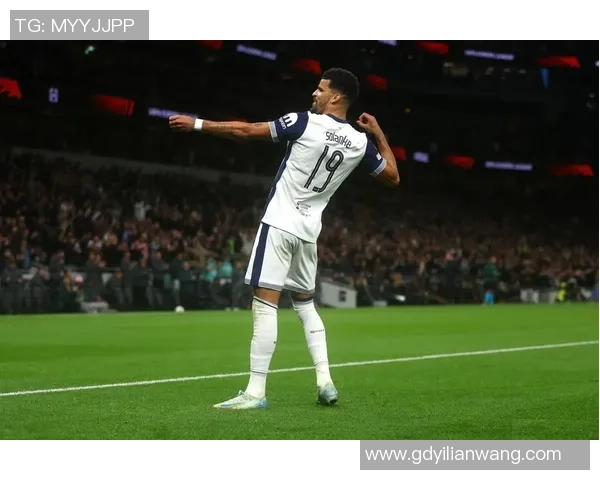 欧冠热刺逆转曼联红牌争议引发全场热议与转会传闻涌现