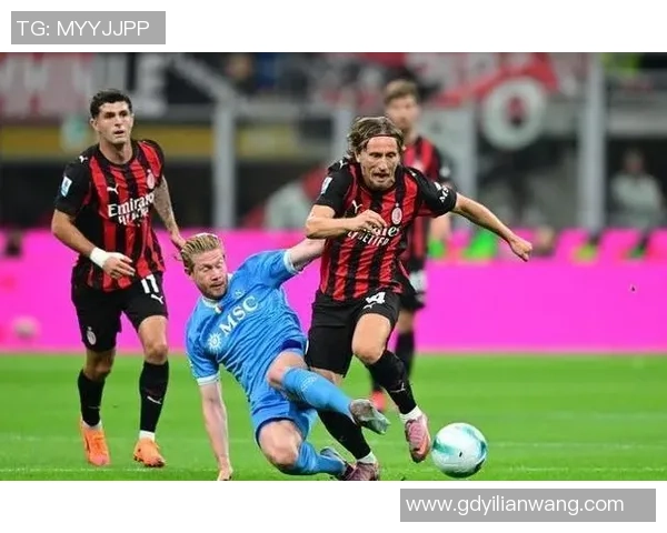 西甲激战巴黎圣日耳曼5-0大胜AC米兰争议判罚引发全场热议