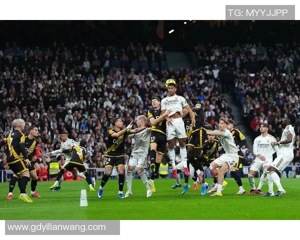 欧冠激战：皇马狂胜曼联四球逆转引发转会热潮